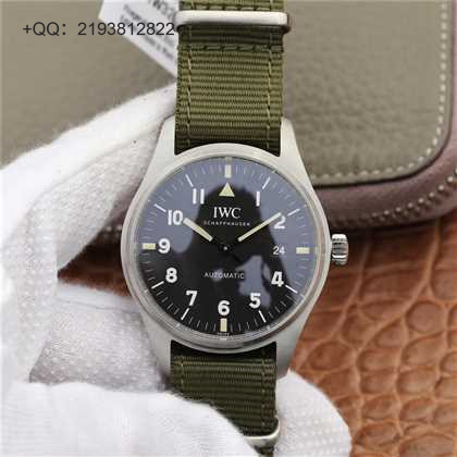 M+万国「馬克十八飛行員腕錶“致敬馬克十一”特別版IW 327007. 男士腕表，绢丝表带，自动机械机芯，密底。